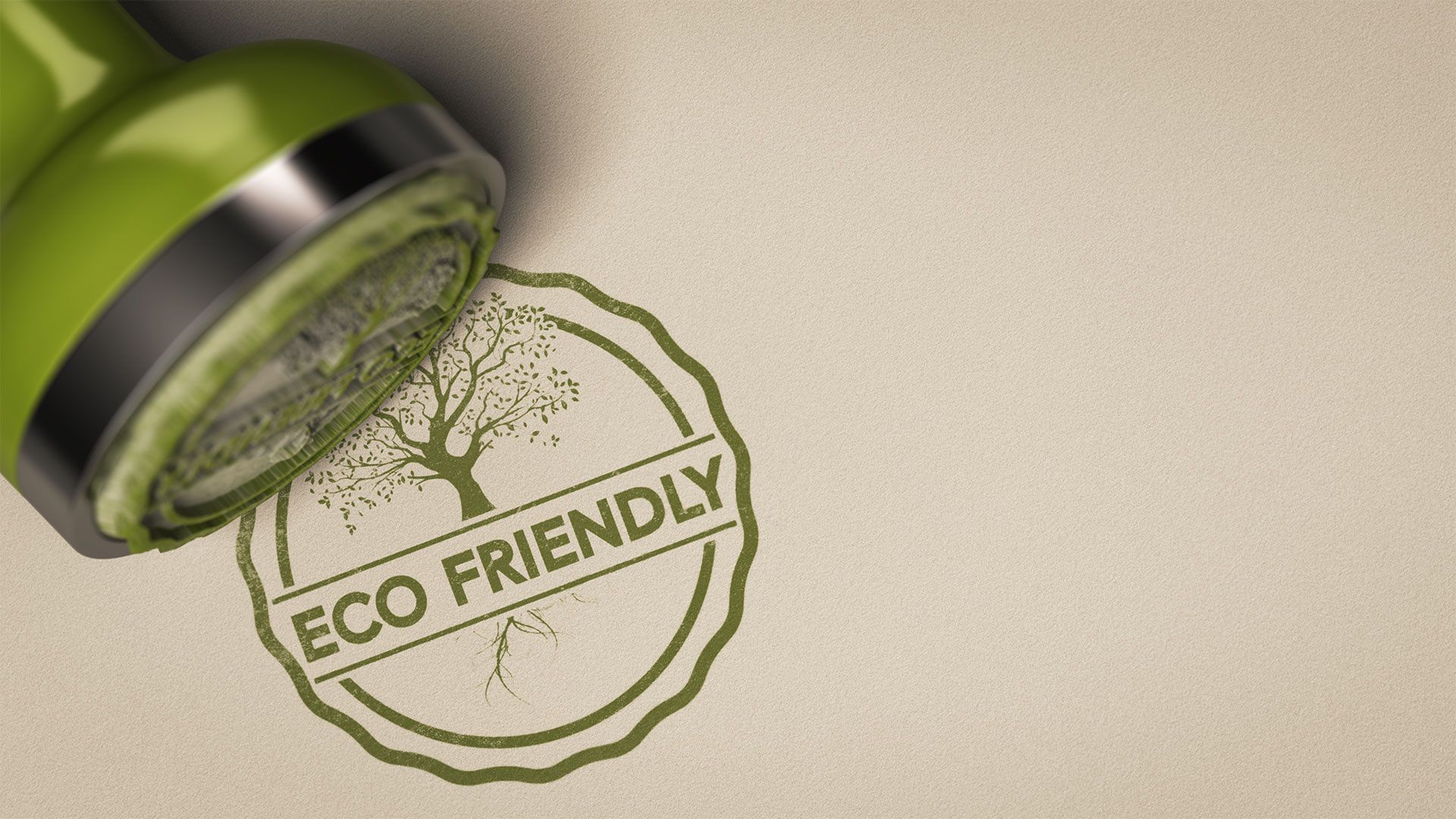 Auf einer Oberfläche ist ein Abdruck mit der Schrift 'ECO FRIENDLY', daneben liegt ein Stempel